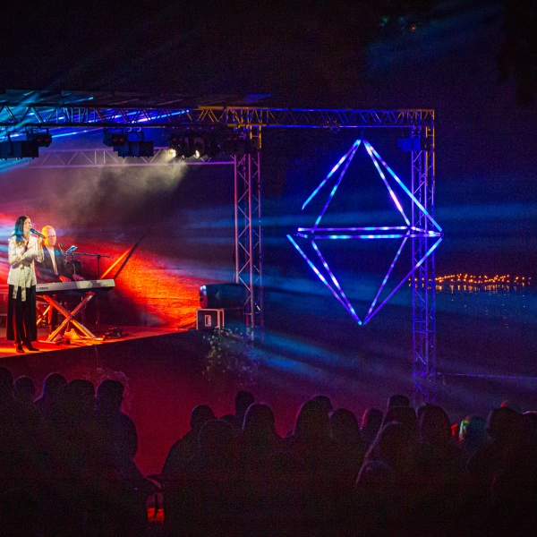 Lasva järvemuusika tõi lavale tähed ja peade kohale valgusetenduse