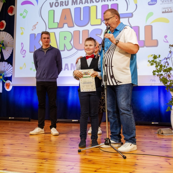 Võrumaa laululapsed panid Puigal Laulukarusselli veerema