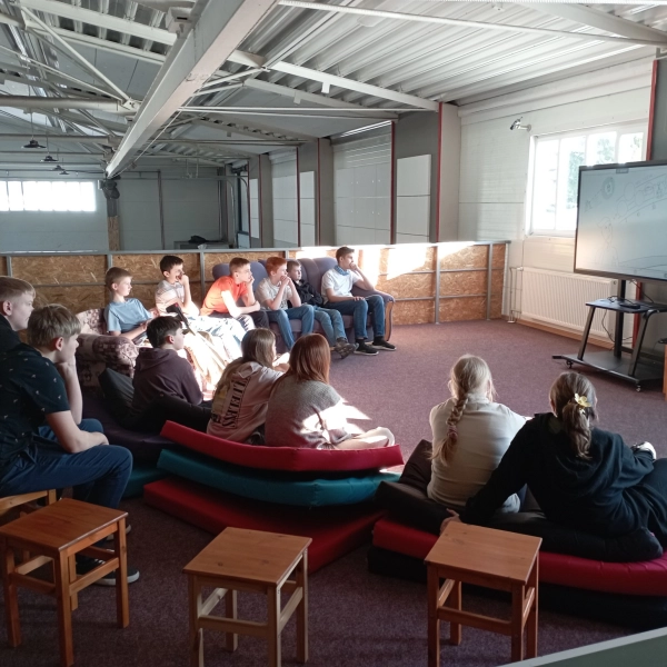 Vastseliina gümnaasiumi ja noortemaja koostöös toimus noortemajas rahatarkuse ja ettevõtluse õppepäev ning sõbrapäevadisko